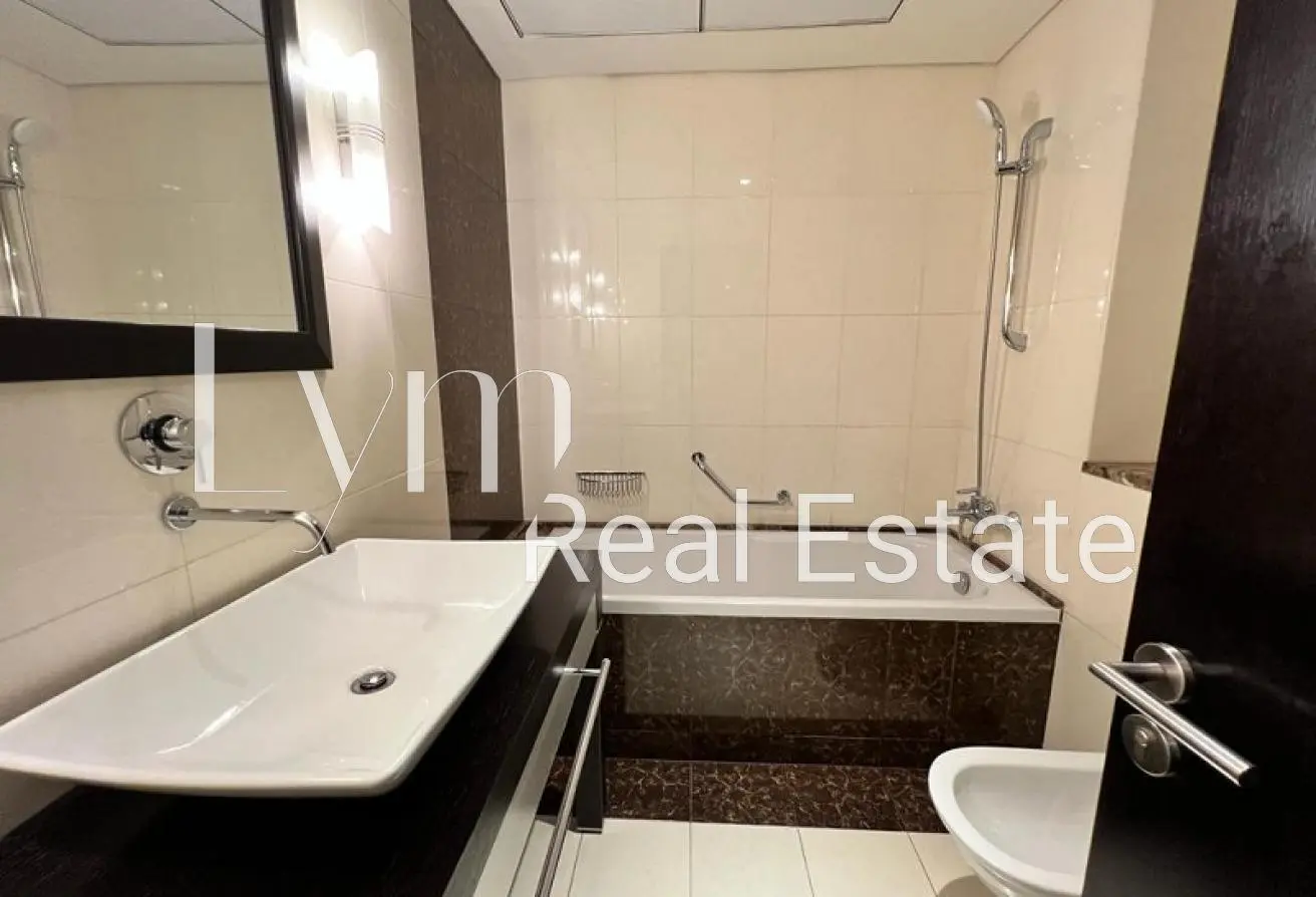 Ensuite bathroom with bathtub in the Green Lakes S2 apartment